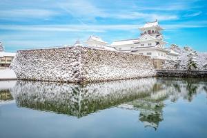 paisaje del castillo de toyama en el invierno en japón foto