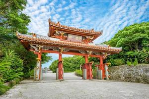 puerta shureimon del castillo shuri en okianawa foto
