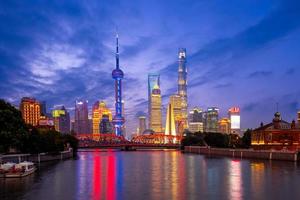 vista nocturna de pudong en shanghai, china foto