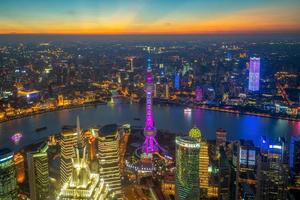 vista aérea de shanghai por la puesta de sol en china foto