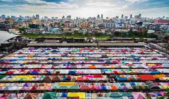 colorido mercado nocturno en tailandia foto