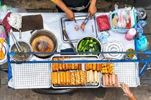 Vista superior de la comida callejera tailandesa en Bangkok, Tailandia foto