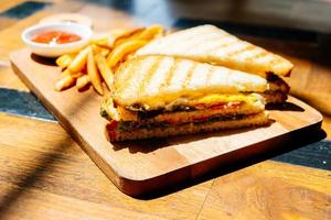 club sándwich con papas fritas foto