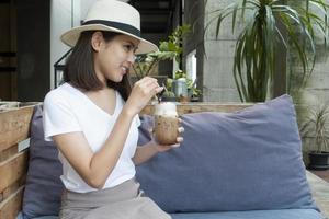 Bella mujer tomando café en la cafetería. foto