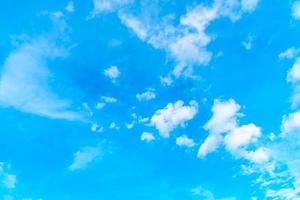 nube blanca en el cielo azul foto