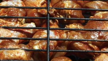 carne di pollo sul fuoco del barbecue video