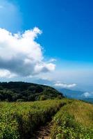 Hermosa capa de montaña con nubes y cielo azul en el sendero natural de kew mae pan en chiang mai, tailandia foto