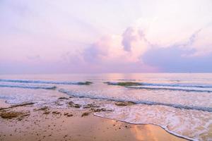 hermosa playa y mar a la hora del amanecer foto