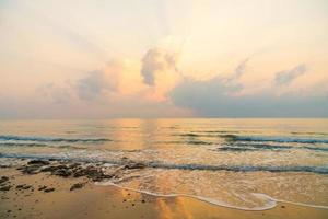 hermosa playa y mar a la hora del amanecer foto