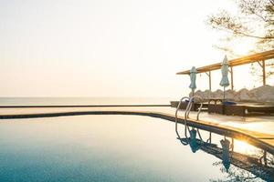 piscina al aire libre en hotel y resort foto