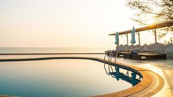 piscina al aire libre en hotel y resort foto
