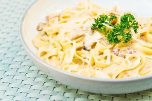 espaguetis o pasta con trufa y salsa de crema foto