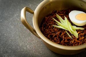 fideos instantáneos coreanos con salsa de frijoles negros o jajangmyeon o jjajangmyeon foto