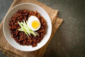 fideos instantáneos coreanos con salsa de frijoles negros o jajangmyeon o jjajangmyeon foto