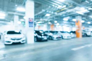 Estacionamiento de automóviles borroso abstracto en el centro comercial foto