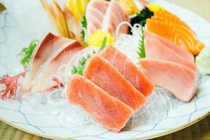 carne de pescado sashimi cruda y fresca foto