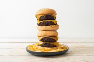 hamburguesas de hamburguesa o de ternera con queso - estilo de comida poco saludable foto
