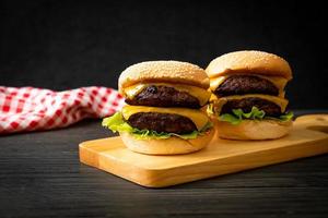 hamburguesas de hamburguesa o de ternera con queso - estilo de comida poco saludable foto