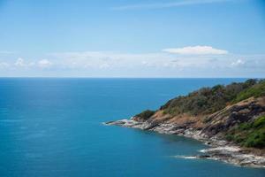 punto de vista de phuket e isla con cielo azul. el sujeto está borroso. foto