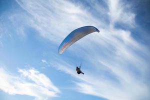 parapente sobre el mar con un hermoso fondo de cielo azul en phuket, tailandia. socus suave. foto