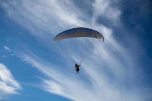 Parapente sobre el mar con un hermoso fondo de cielo azul en Phuket, Tailandia foto