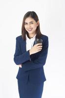 mujer en traje azul está sonriendo sobre fondo blanco foto