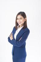 mujer en traje azul está sonriendo sobre fondo blanco foto