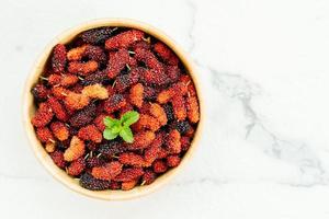 Fruta de morera negra en un tazón foto