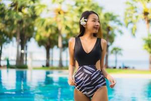 retrato, hermoso, joven, mujeres asiáticas, feliz, sonrisa, relajarse, alrededor, piscina foto