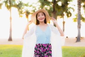 retrato, hermoso, joven, mujeres asiáticas, feliz, sonrisa, relajarse, alrededor, playa, mar, océano foto