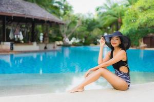 retrato, hermoso, joven, mujeres asiáticas, feliz, sonrisa, relajarse, alrededor, piscina foto