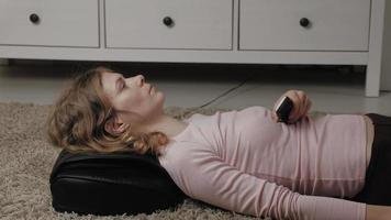 uma mulher usa um aparelho de massagem video