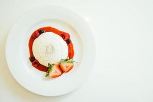 panna cotta con fresa y frambuesa foto