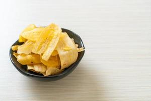 chips de banana plátano en rodajas frito o al horno foto