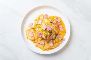 tortilla cremosa con jamón sobre arroz foto