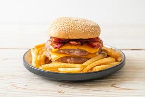 hamburguesa de cerdo o hamburguesa de cerdo con queso, tocino y papas fritas foto