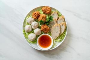 Bolas de pescado hervidas Bolas de camarones y salchicha de pescado chino