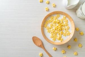 cereales integrales con leche fresca para el desayuno foto