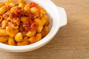 macarrones con salsa de tomate y carne de cerdo picada, chop suey americano, gulash americano foto