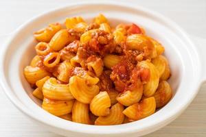 macarrones con salsa de tomate y carne de cerdo picada, chop suey americano, gulash americano foto