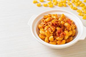 macarrones con salsa de tomate y carne de cerdo picada, chop suey americano, gulash americano foto