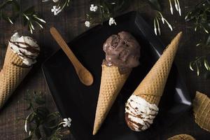 Vista superior conos de helado caseros con chocolate. concepto de foto hermosa de alta calidad
