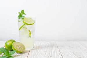 refresco de lima helado con menta - bebida refrescante foto