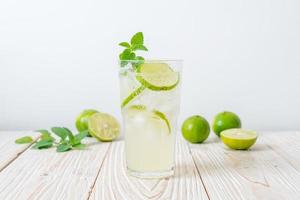 refresco de lima helado con menta - bebida refrescante foto