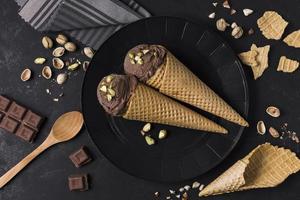 Vista superior establece conos de helado con chocolate. concepto de foto hermosa de alta calidad