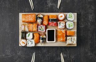 arreglo de sushi japonés tradicional. concepto de foto hermosa de alta calidad