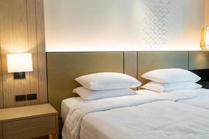 Decoración de almohada blanca en la cama en el dormitorio del hotel resort foto