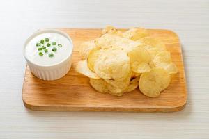 papas fritas con salsa de crema agria foto