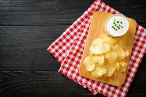 papas fritas con salsa de crema agria foto