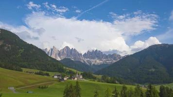 val di funes un paesaggio montano da favola video